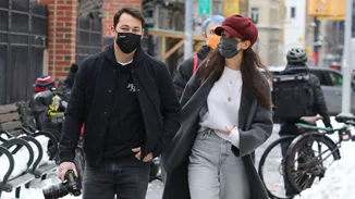 Η Katie Holmes αντιμετωπίζει το χιόνι με στιλ