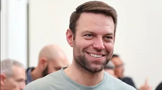 Στέφανος Κασσελάκης | "Οι γονείς μου είχαν γνωρίσει την αρραβωνιαστικιά μου, το coming out τους μπέρδεψε"