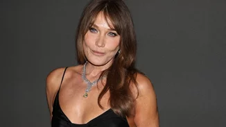 Η Carla Bruni υιοθέτησε μία από τις "απαγορευτικές" τάσεις μαλλιών για γυναίκες άνω των 50