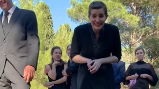 Άγριες Μέλισσες | Η Ελένη γελάει πάνω από τον τάφο του Μιλτιάδη και γίνεται viral (vid)