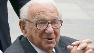 Η συγκινητική ιστορία του Sir Nicholas Winton που έσωσε 669 παιδιά και έγινε ο "παππούς" όλων