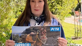 Αnjelica Huston | " Aπαγορεύστε αμέσως κάθε μεταφορά τουριστών με γαϊδουράκια"