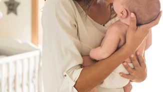 "Η μαμά μου λίγο πριν πεθάνει μού είπε ότι είμαι έγκυος": Απέκτησε δίδυμα αφού είχε χάσει 12 μωρά