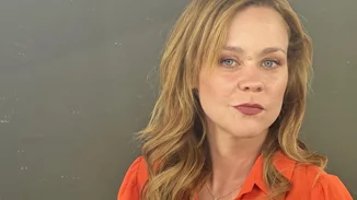 Λένα Παπαληγούρα | Με midi φόρεμα στο pattern της σεζόν