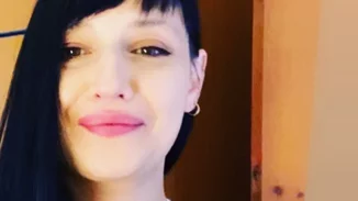 Αθηναΐς Νέγκα | Μας δείχνει τα σημάδια της λεύκης στο σώμα της