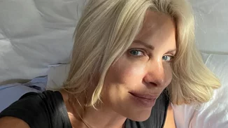 Η Ελένη Μενεγάκη άβαφη στο μπαλκόνι της | Το πρωινό που απόλαυσε