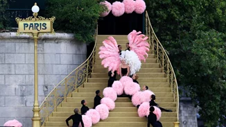 Η σαγνευτική εμφάνιση της Lady Gaga στην έναρξη των Ολυμπιακών Αγώνων | Το μαύρο bustier και η φούστα με τα ροζ φτερά