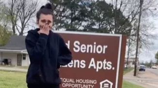 "Σαν κωμωδία" | Η 19χρονη που μετακόμισε κατά λάθος σε συγκρότημα κατοικιών για συνταξιούχους