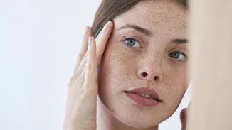 5 τοπικές θεραπείες που "φωτίζουν" αμέσα τις καφέ κηλίδες