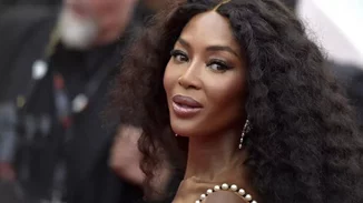 Η Naomi Campbell στην παραλία με τα δύο της παιδιά σε σπάνια οικογενειακά κλικ