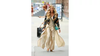 Αγκαλιά με την Carrie | O νέος hot χαρακτήρας του And Just Like That