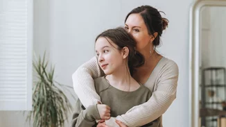 3 πράγματα που δεν πρέπει να κάνεις όταν αδιαθετήσει η κόρη σου για πρώτη φορά