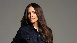 Νυχτοπερπατήματα για την Καλομοίρα και τον σύζυγό της | Με πράσινο σύνολο ποζάρει με τη Δέσποινα Βανδή