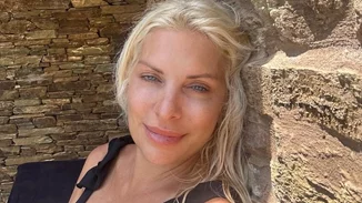 Η Ελένη Μενεγάκη κάνει ηλιοθεραπεία με μαύρο ολόσωμο μαγιό | Η no make up φωτογραφία από τα Άχλα