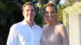 Μαριέττα Χρουσαλά - Λέων Πατίτσας | Χαμογελαστοί σε γάμο φιλικού τους ζευγαριού