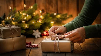 Το Christmas hack που θα σου αλλάξει τη ζωή | Πώς θα τυλίξεις τα δώρα σου με 2 κινήσεις