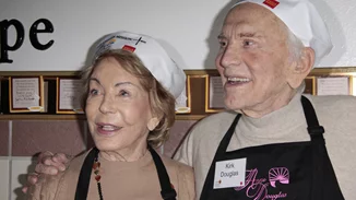 Anne Douglas | Πέθανε η γυναίκα που είχε σώσει την καριέρα και τη ζωή του Kirk Douglas