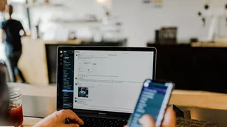 Εθισμένη στο διαδίκτυο και τα social media; Αυτές οι συνήθειες το προδίδουν