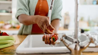 Εσύ ξέρεις τον σωστό τρόπο για να πλένεις τα λαχανικά σου; | Το λάθος που κάνουν σχεδόν όλοι