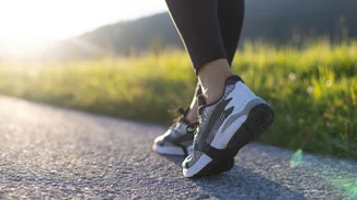 6 απλά βήματα για να κάνεις τα sneakers σου να μοιάζουν με καινούργια