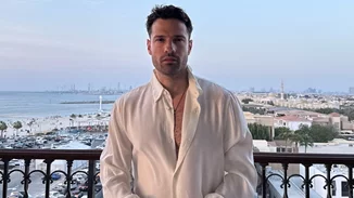 Ο Κωνσταντίνος Αργυρός κολυμπά στη θάλασσα και μας κάνει να ανυπομονούμε για τις διακοπές