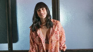 Η Ραφαέλα Ψαρρού με το mini φόρεμα στην απόχρωση που είχε προτιμήσει και η Σταματίνα Τσιμτσιλή