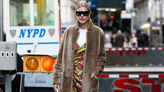 Τα δύο διάσημα πανωφόρια που φορούν οι fashionistas στη χαμηλή θερμοκρασία