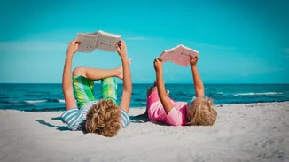 4 παιδικά βιβλία που θα διαβάζουν ξανά και ξανά τα παιδιά φέτος το καλοκαίρι