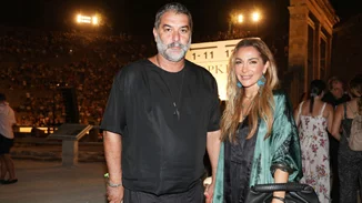 Ο Βασίλης Μπιμπίκης είναι ένας υποστηρικτικός σύντροφος | Βρέθηκε στην πρεμιέρα της Δέσποινας Βανδή μαζί με τους γονείς του