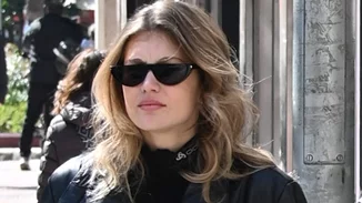 Η Κλέλια Ανδριολάτου με total black look σε οικογενειακή βόλτα