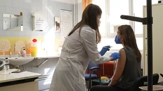 Ποιοι πρέπει να κάνουν την τέταρτη δόση του εμβολίου - Όλες οι διευκρινίσεις