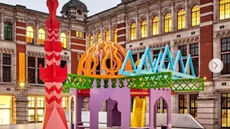 Για το Ραμαζάνι, ένα πολύχρωμο περίπτερο σε σχήμα τζαμιού στο Victoria & Albert Museum