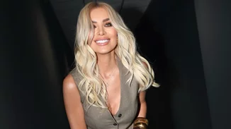 Από το γραφείο στη βραδινή έξοδο | Η Κατερίνα Καινούργιου με το ιδανικό μαύρο φόρεμα από Massimo Dutti