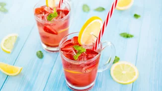 Δροσιστική λεμονάδα με φράουλα και μάνγκο