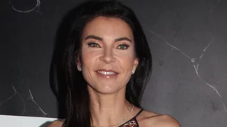 Καλλονή και με μακριά μαύρα μαλλιά | Η Ανέζια Καμπουρίδη στο πλευρό της Μαρίνας Βερνίκου & του Μίλτου Καμπουρίδη