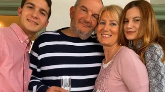 "Άνοιξαν" το σπίτι τους στη Ραφήνα | Η Νατάσα Παζαΐτη ποζάρει με red velvet δημιουργία και ο Κώστας Καραμανλής με κοστούμι (εικόνες)