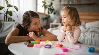 Οι 2 λέξεις που πρέπει να αποφεύγουμε όταν ζητάμε κάτι από τα παιδιά μας