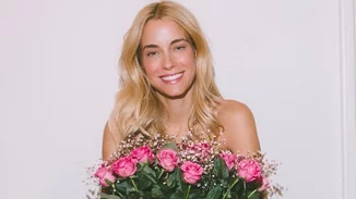 Η Δούκισσα Νομικού έγινε 37 | Η topless φωτογραφία αγκαλιά με ένα μπουκέτο τριαντάφυλλα