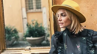 Ελεωνόρα Ζουγανέλη | Stylish στο κέντρο της Αθήνας- Με vinyl παντελόνι