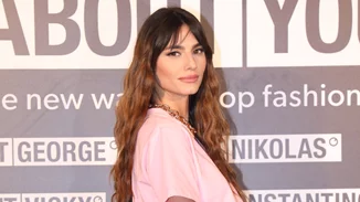 Η Ηλιάνα Παπαγεωργίου φόρεσε καλσόν με logos και σού δείχνει γιατί πρέπει να τα αποκτήσεις