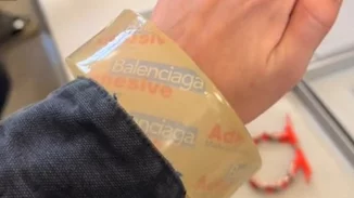 Αλήθεια τώρα; Balenciaga | Το βραχιόλι-μονωτική ταινία, του οίκου που στοιχίζει 3.300 ευρώ