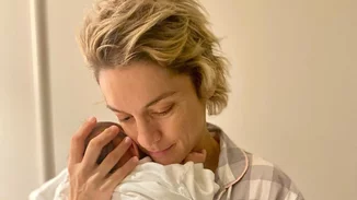 Νέα μαμά, νέα μαλλιά | Η αλλαγή στην εμφάνιση της Γιούλικας Σκαφιδά 1,5 μήνα με τη γέννηση του γιου της