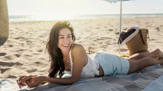 Αυτή η κομψή τσάντα από το H&M χωρά όλα όσα χρειάζεσαι στην παραλία