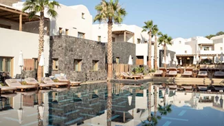 Radisson Blu Zaffron Resort | Το κυκλαδίτικης φιλοσοφίας resort που μας οδηγεί (και) φέτος στη Σαντορίνη