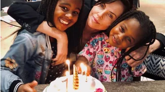 H σπάνια φωτογραφία της Charlize Theron με την κόρη της, August