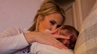 "Πόσο μεγάλωσε" | Η Φωτεινή Πετρόγιαννη αγκαλιά με τον 7 μηνών γιο της