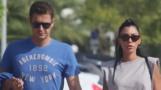 Μικρές μάγισσες μπροστά από το σχολικό τους οι κόρες του Αντώνη και της Ιωάννας Σρόιτερ