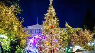 Οι δρόμοι της πόλης φωτίστηκαν - Μαγικές εικόνες από τη χριστουγεννιάτικα στολισμένη Αθήνα