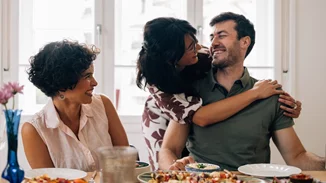 Sunday lunch with friends | Το Κυριακάτικο ritual που σκορπίζει μαγεία