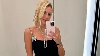 Η Κωνσταντίνα Σπυροπούλου με το θετικό τεστ εγκυμοσύνης στα χέρια